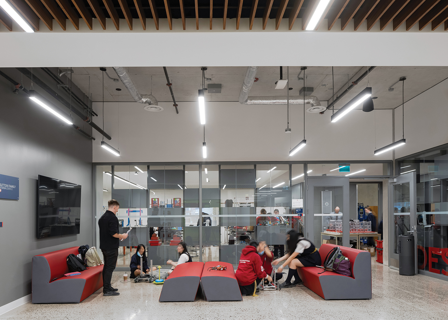 At St. Clement’s School, students collaborate in the Sutton Family Design Lounge, a hands-on collaboration and breakout space adjacent to the robotics maker-space classroom. Photo: Scott Norsworthy