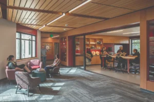 Flexible connections between studios and informal gathering spaces allow students to choose the environment that best supports their work while accommodating multiple activities simultaneously. Seminar I, The Evergreen State College. Photo: Lara Swimmer Photography